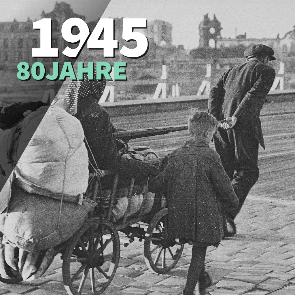 KI generiert: Das Bild zeigt eine historische Szene, in der eine Person mit einem Kind neben einem Wagen voller Habseligkeiten auf einer Straße zu sehen ist. Der Schriftzug „1945 80 Jahre“ deutet auf das Ende des Zweiten Weltkrieges hin, was durch die zerstörten Gebäude im Hintergrund unterstrichen wird.